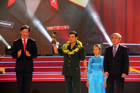 BTC trao cup Sao Đỏ cho Trung tá Nguyễn Quang Hiện