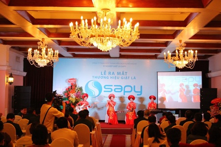 Ra mắt thương hiệu Giặt là SAPY – “Sự hài lòng của bạn là niềm hạnh phúc của chúng tôi” - 1 Văn nghệ chào mừng Lễ ra mắt thương hiệu SAPY