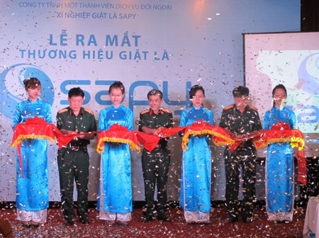 Ra mắt thương hiệu Giặt là SAPY – “Sự hài lòng của bạn là niềm hạnh phúc của chúng tôi” - 3 Lễ cắt băng ra mắt thương hiệu Giặt là SAPY