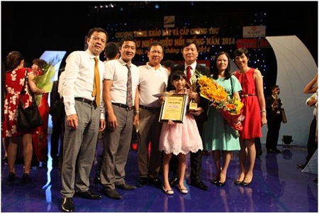 Đại diện thương hiệu AIMA chụp ảnh lưu niệm cùng chương trình