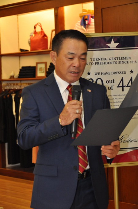 Doanh nhân Đặng Ngọc Tình phát biểu tại buổi khai trương