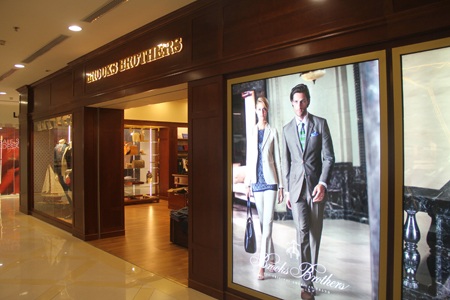Hình ảnh bên ngoài và bên trong cửa hàng Brooks Brothers