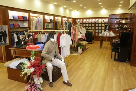 Hình ảnh bên ngoài và bên trong cửa hàng Brooks Brothers