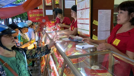 Bánh Trung thu truyền thống hút khách - 1 Bánh Trung thu truyền thống hút khách