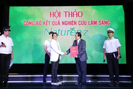 Giải độc gan bằng công nghệ sinh học – thành tựu của nền y học nước nhà - 2 Ông Trần Chí Liêm trao giấy chứng nhận kết quả thử nghiệm