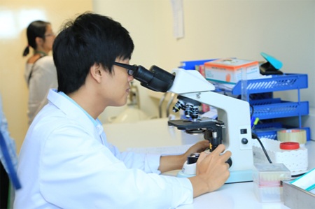 Điều trị hiếm muộn chất lượng quốc tế ngay tại Việt Nam: Tại sao không? - 2 Tỷ lệ thụ tinh trong ống nghiệm tại Việt Nam thành công khá cao, từ 50 đến 65%