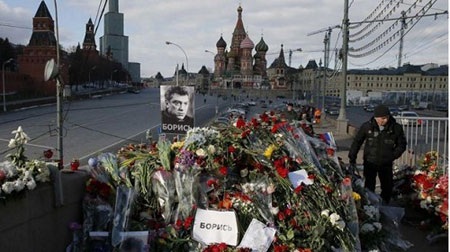 Xung quanh vụ ám sát Boris Nemtsov (Phần 3) - 3 Người dân Nga tưởng nhớ tới Cựu phó Thủ tướng Nga tại nơi ông bị ám sát