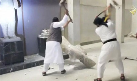 Hình ảnh các phiến quân IS đập phá bảo tàng Mosul khiến cả thế giới phẫn nộ