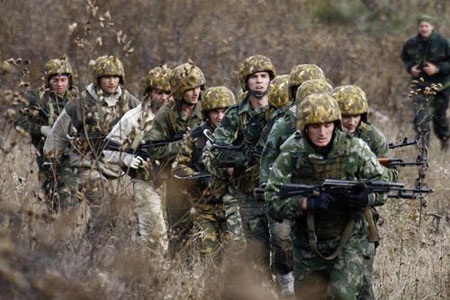 NATO và Nga tiến sát miệng hố xung đột? - 2 Binh sĩ Nga tham gia một cuộc tập trận tại tỉnh Stavropol