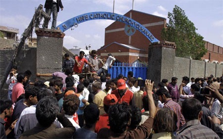 Đánh bom bên ngoài nhà thờ, khiến 14 người thiệt mạng (Ảnh AP)