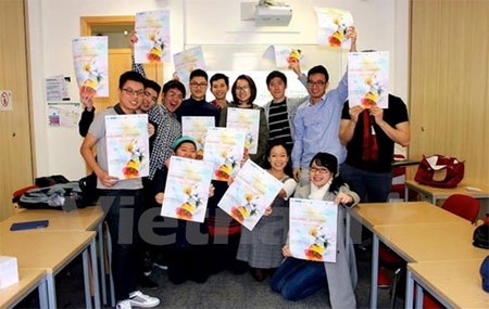 Sinh viên Việt chuẩn bị ngày hội "Sắc màu Việt Nam" ở London - 1 Sinh viên Việt Nam tại Đại học UCL quảng bá cho ngày hội văn hóa (Ảnh: Lê Phương/Vietnam+)