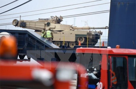 Nga loại bỏ khả năng tấn công các nước vùng Baltic và Ba Lan - 1 Xe tăng Abrams của Mỹ được chuyển giao tại cảng Riga, Latvia ngày 9/3 (Nguồn: AFP/TTXVN)