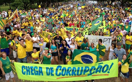 Brazil: Vì sao cả triệu người xuống đường phản đối chính phủ? - 2 Người dân Brazil tuần hành hôm 15/3 (ảnh: Globo.com)