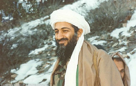 Ảnh hiếm về nơi ẩn nấp của trùm khủng bố Bin Laden - 3 Một hồ nước bên ngoài khu vực Tora Bora