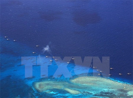 Tàu đánh cá Trung Quốc neo đậu tại bãi đá ngầm Chữ Thập ngày 17/7/2012 (Nguồn: AFP/TTXVN)