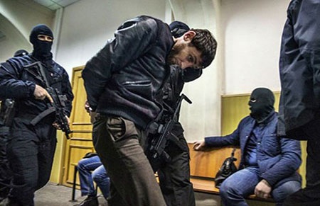 Năm nghi can giết Nemtsov là ai? - 1 Cảnh sát đưa Zaur Dadayev vào tòa án quận Basmanny ngày 8-3 (Ảnh: MASHABLE)