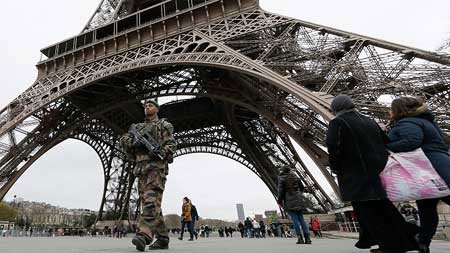 Pháp điều 10.000 lính ra đường vì đe dọa khủng bố
