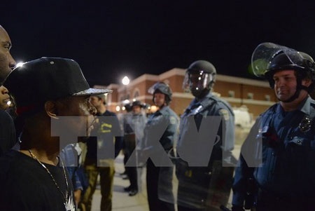 Người biểu tình bên ngoài Sở cảnh sát Ferguson ngày 12/3 (Nguồn: AFP/TTXVN)