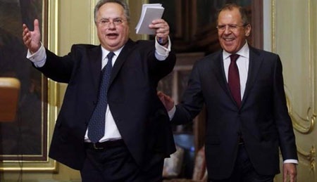 Hy Lạp đang ngả theo Nga? - 2 Ngoại trưởng Nikos Kotzias được chào đón nồng hậu ở Moscow hồi tháng 2 (Ảnh: EPA)