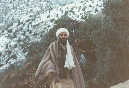 Câu chuyện đằng sau các bức ảnh hiếm về Osama bin Laden - 1 Osama Bin Laden chọn sống tại Tora Bora vào năm 1996