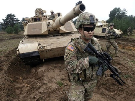 Nga tuyên bố đáp trả thích đáng việc NATO áp sát biên giới - 1 Lính Mỹ tham gia một cuộc diễn tập tại Latvia trong năm 2014