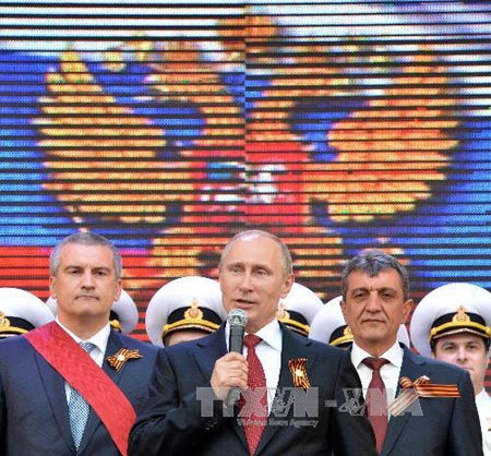 Tổng thống Putin: Mỹ đứng đằng sau các sự kiện ở Ukraine - 1 Tổng thống Putin phát biểu trong chuyến thăm bán đảo Crimea ngày 9/5/2014 (Ảnh: AFP-TTXVN)