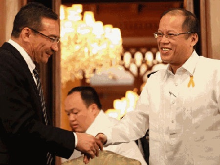 Hòa bình ở Biển Đông có ý nghĩa quan trọng đối với khu vực - 1 Tổng thống Philippines S.Aquino III (phải) tiếp Bộ trưởng Quốc phòng Malaysia Hussein hôm 11-3