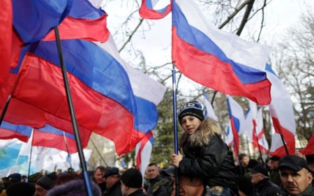 Crimea 1 năm nhìn lại: Thất bại của Mỹ và “tiêu chuẩn kép” với Nga - 1 Người dân Crimea ăn mừng một năm sau ngày sáp nhập trở lại Nga (Ảnh AFP)