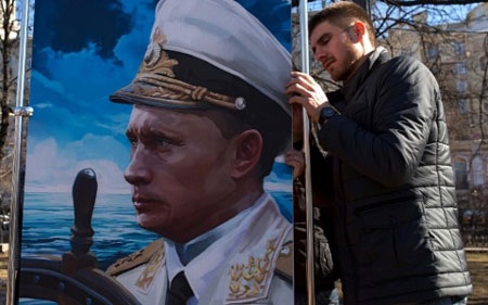 Crimea 1 năm nhìn lại: Thất bại của Mỹ và “tiêu chuẩn kép” với Nga - 2 Tổng thống Nga Putin được coi là người lèo lái con thuyền Crimea về Nga (Ảnh AFP)