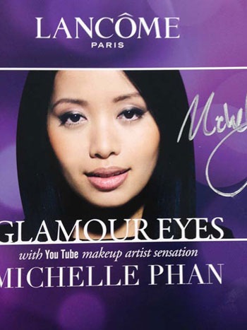 "Phù thủy" hóa trang gốc Việt tháp tùng bà Michelle Obama đi công cán - 1 Michelle Phan trong một tấm áp phích quảng cáo