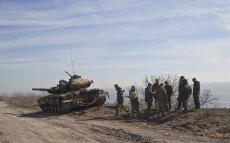 Ukraine: Phép thử chiến lược "Mariupol"? - 1 Binh sĩ Ukraine tại một giới tuyến ở Mariupol trên bờ biển Azov (Ảnh: AP)