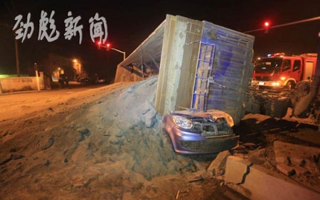 Trung Quốc: Xe tải chở cát đè bẹp xe con, 5 người tử vong - 1 Chiếc xe chở cát bị lật