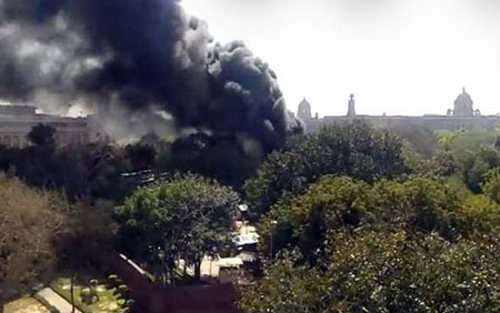 Cột khói dày đặc bốc lên từ hiện trường vụ cháy (ảnh: NDTV)