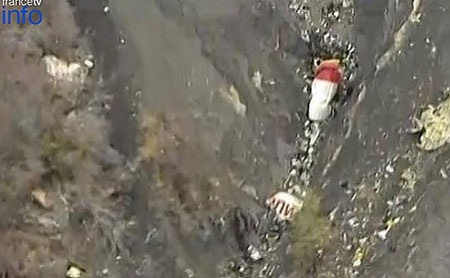 Các mảnh vỡ của máy bay nằm rải rác (Nguồn: telegraph)