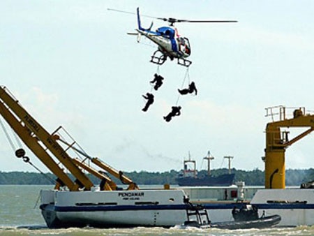 An ninh cho huyết mạch trên biển - 1 Các binh sỹ đặc nhiệm hải quân Indonesia diễn tập chống cướp biển ở eo biển Malacca