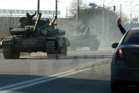 "Nút tạm dừng" của cuộc xung đột Ukraine - 1 Xe quân sự hạng nặng của phe ly khai. (Ảnh: AFP/TTXVN)