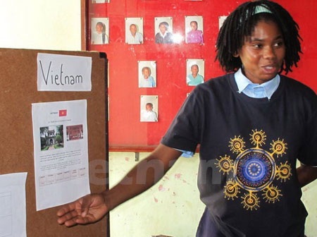 Việt Nam được chọn đại diện cho Cộng đồng Pháp ngữ tại Mozambique - 2 Học sinh Mozambique giới thiệu về Việt Nam tại Ngày quốc tế Pháp ngữ (Ảnh: Minh Đức/Vietnam+)