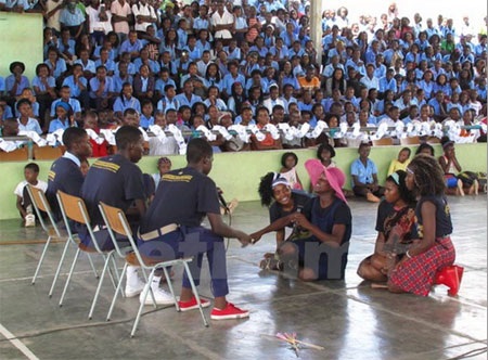 Việt Nam được chọn đại diện cho Cộng đồng Pháp ngữ tại Mozambique - 3 Học sinh Mozambique giới thiệu về Việt Nam tại Ngày quốc tế Pháp ngữ (Ảnh: Minh Đức/Vietnam+)