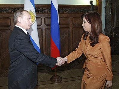 Nhận diện mối lo kép của Anh và Mỹ - 1 Tổng thống Nga Putin và người đồng cấp Argentina Cristina Fernandez de Kirchner
