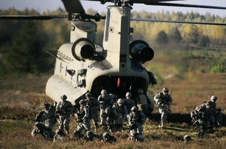 NATO đen tối nên sợ Nga? - 5 Binh sĩ NATO tập trận Silver Arrow tại Latvia hồi tháng 10/2014