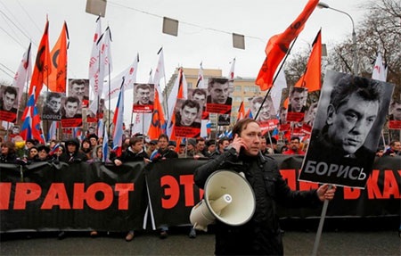Báo Đức: Ông Nemtsov móc nối với Mỹ để lên danh sách trừng phạt Nga - 1 Một cuộc tuần hành tưởng niệm ông Nemtsov ở Moskva. (Ảnh: knews.esy.es)