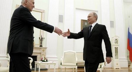 Tổng thống Nga Putin ký thỏa thuận liên minh với Nam Ossetia - 1 Tổng thống Nga Vladimir Putin tiếp lãnh đạo Nam Ossetia Leonid Tibilov tại Điện Kremlin (Nguồn: AP)