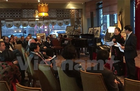 Nữ họa sỹ triển lãm tranh tại Đức để giúp trẻ em nghèo Việt Nam