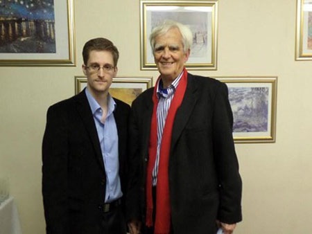 Edward Snowden trong cuộc gặp nghị sỹ Đảng Xanh Hans-Christian Stroebele của Đức