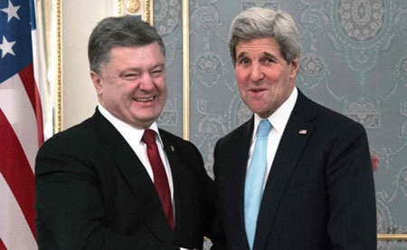 Mỹ muốn gì ở Ukraina? - 1 Ngoại trưởng Mỹ John Kerry (phải) gặp Tổng thống Ukraina Petro Poreshenko tại Kiev ngày 5/2/2015