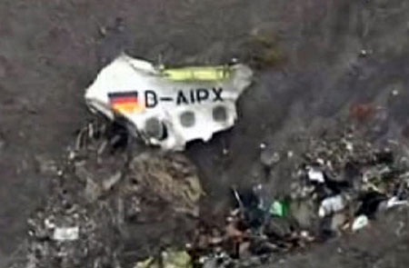 Một mảnh vỡ của chiếc máy bay được tìm thấy (Nguồn: Mirror)