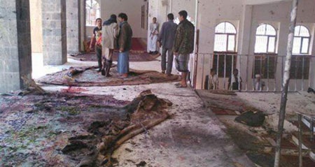 IS đánh bom thánh đường Yemen, 120 người thiệt mạng - 4 Máu các nạn nhân thấm đẫm những tấm thảm bên trong thánh đường