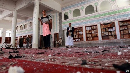 IS đánh bom thánh đường Yemen, 120 người thiệt mạng - 6 Máu các nạn nhân thấm đẫm những tấm thảm bên trong thánh đường