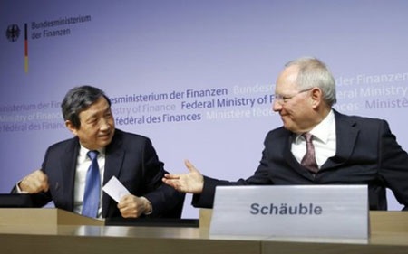Hạn chót gia nhập Ngân hàng AIIB Trung Quốc: Khó phân bạn- thù? - 2 Bộ trưởng Tài chính Đức Schauble (phải) công bố Đức sẽ gia nhập AIIB (Ảnh AP)