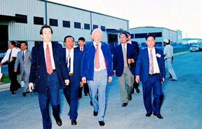 Ông Lý Quang Diệu (giữa, hàng đầu) thăm Khu công nghiệp Việt Nam - Singapore (VSIP) 1 vào năm 1997